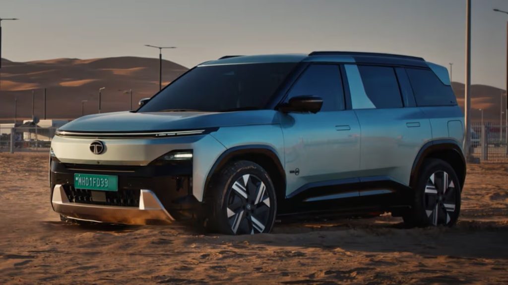 Tata Sierra EV का इंटीरियर सामने आया; Tata Motors ने FY31 तक चार नई इलेक्ट्रिक कारें लाने की पुष्टि की 2 image -